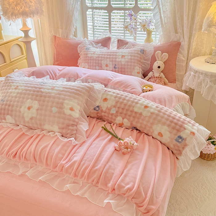 91家纺网 家纺一手货源 找家纺 艾米家居 2025秋冬新款牛奶绒泡泡印花花边四件套 太阳花