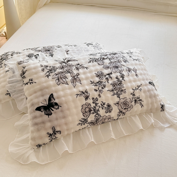 91家纺网 家纺一手货源 找家纺 艾米家居 2025秋冬新款牛奶绒泡泡印花花边四件套 蝴蝶花