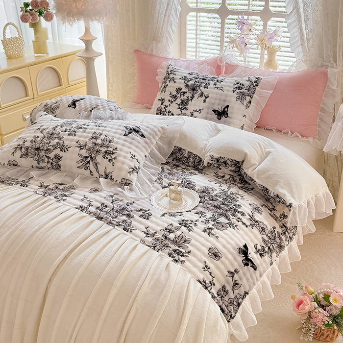 91家纺网 家纺一手货源 找家纺 艾米家居 2025秋冬新款牛奶绒泡泡印花花边四件套 蝴蝶花