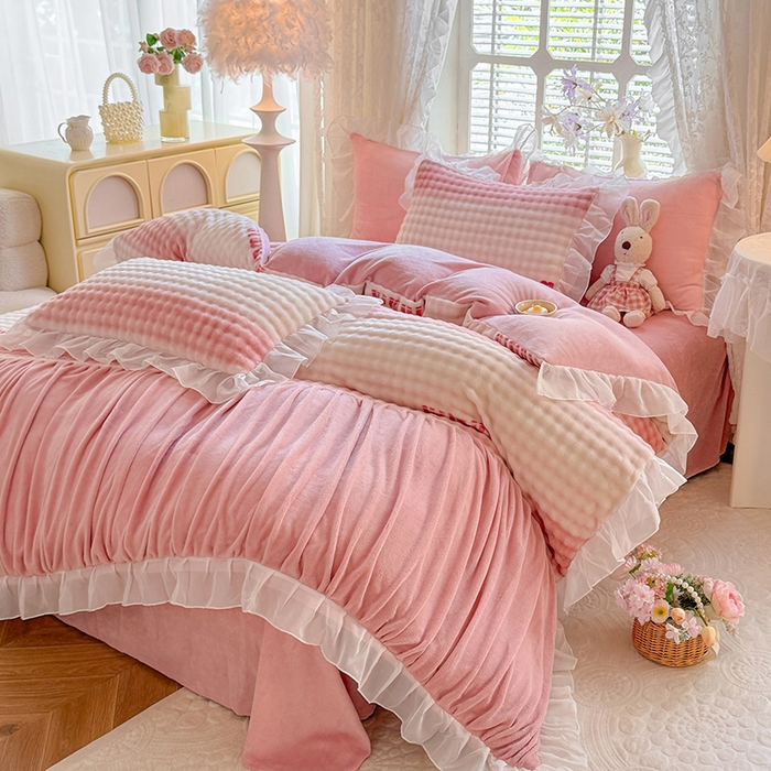 91家纺网 家纺一手货源 找家纺 （总）艾米家居 2025秋冬新款牛奶绒泡泡印花花边四件套