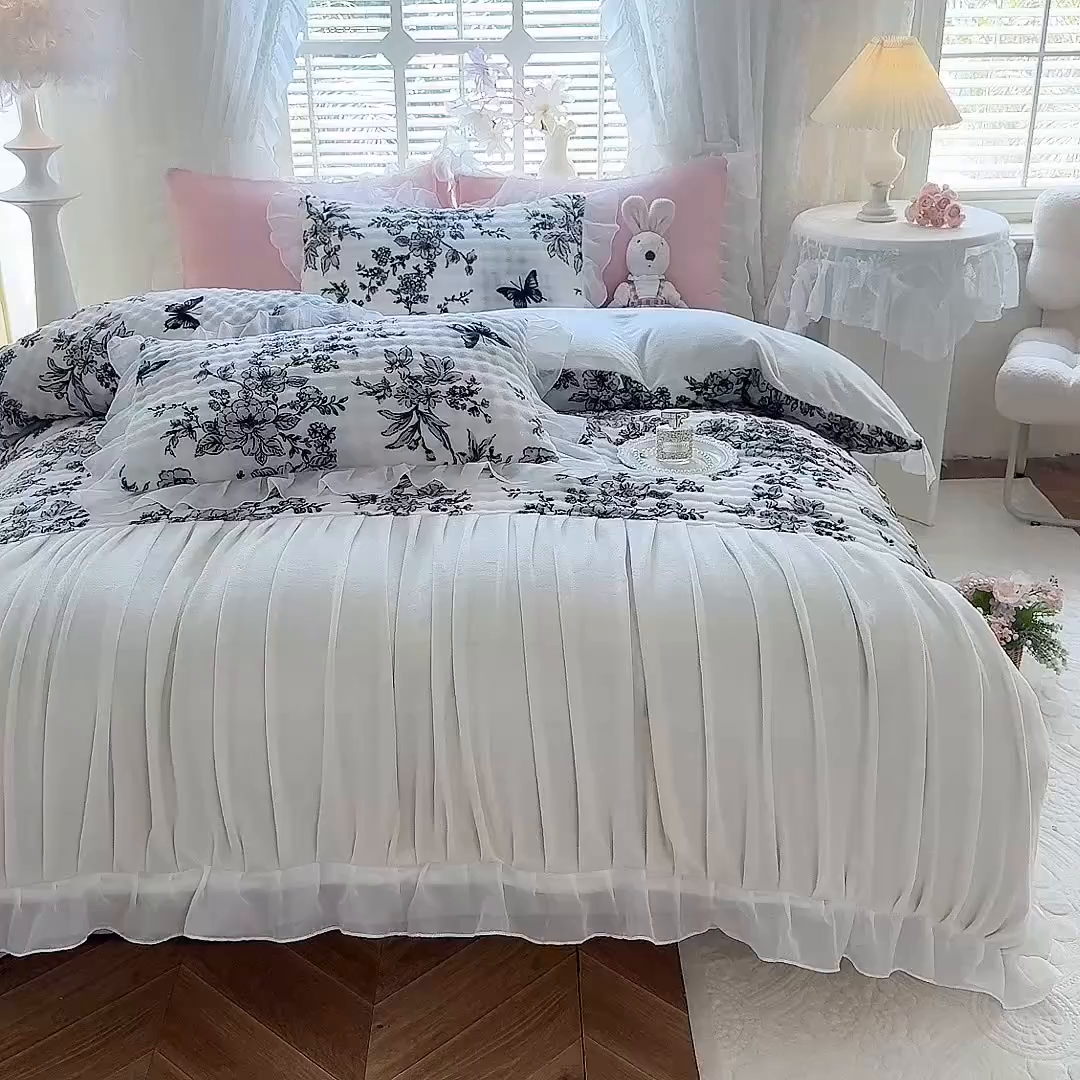 91家纺网 家纺一手货源 找家纺 艾米家居 2025秋冬新款牛奶绒泡泡印花花边四件套 蝴蝶花