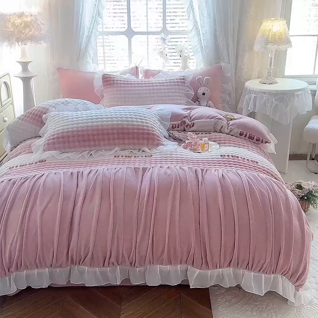 91家纺网 家纺一手货源 找家纺 艾米家居 2025秋冬新款牛奶绒泡泡印花花边四件套 豆沙条纹粉