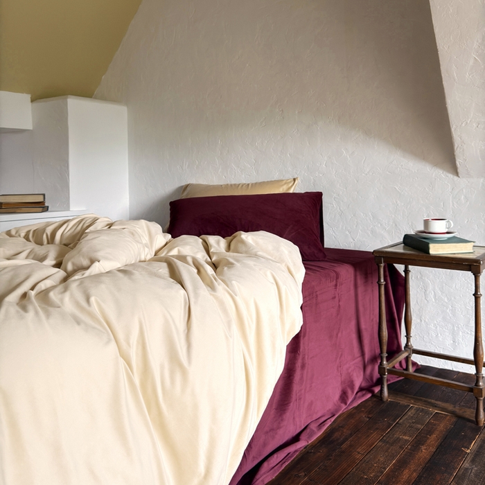 91家纺网 家纺一手货源 找家纺 例外 2025新款简约天鹅绒安可拉混搭四件套 奶茶+安可拉红