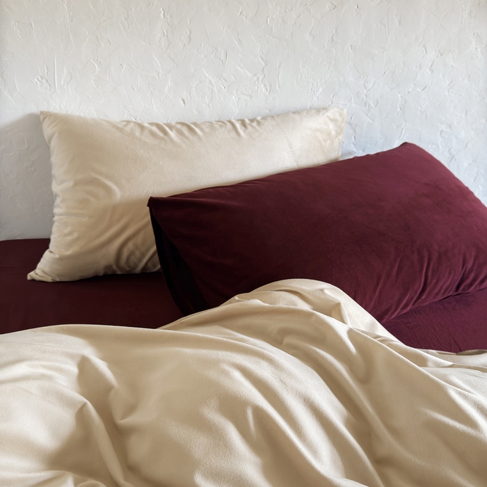 91家纺网 家纺一手货源 找家纺 例外 2025新款简约天鹅绒安可拉混搭四件套 奶茶+安可拉红