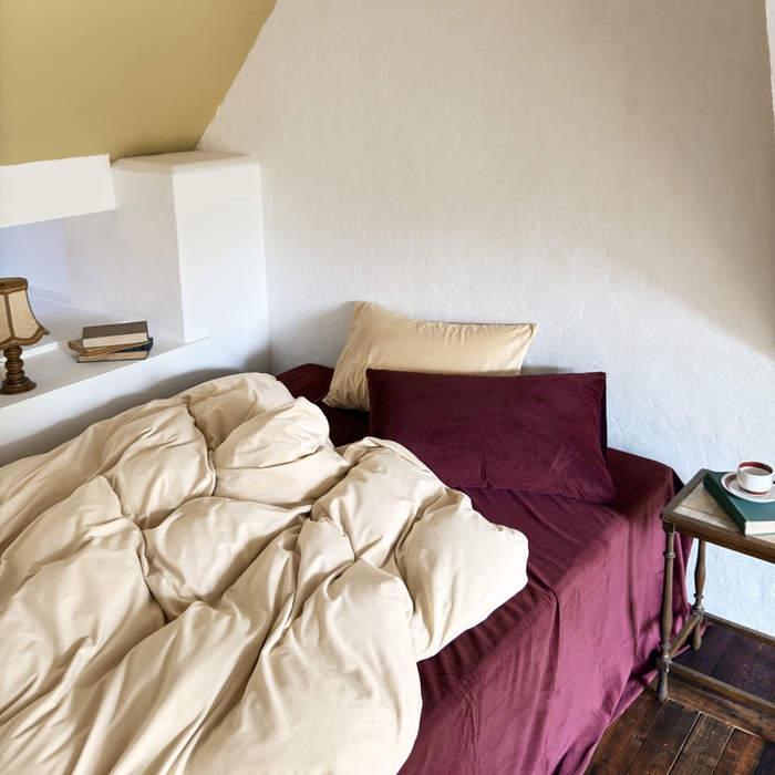 91家纺网 家纺一手货源 找家纺 例外 2025新款简约天鹅绒安可拉混搭四件套 奶茶+安可拉红