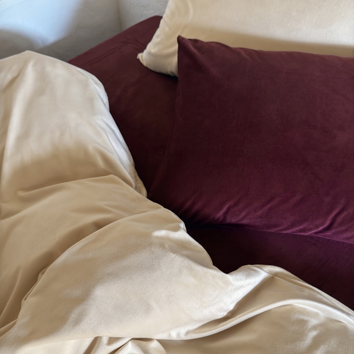 91家纺网 家纺一手货源 找家纺 例外 2025新款简约天鹅绒安可拉混搭四件套 奶茶+安可拉红