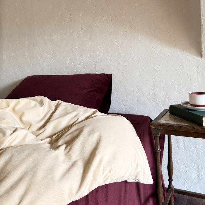 91家纺网 家纺一手货源 找家纺 例外 2025新款简约天鹅绒安可拉混搭四件套 奶茶+安可拉红