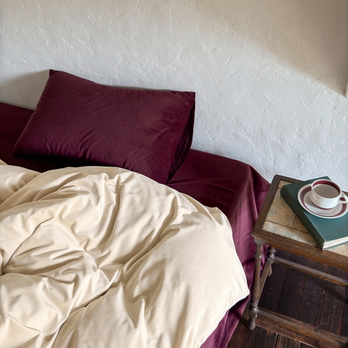 91家纺网 家纺一手货源 找家纺 例外 2025新款简约天鹅绒安可拉混搭四件套 奶茶+安可拉红