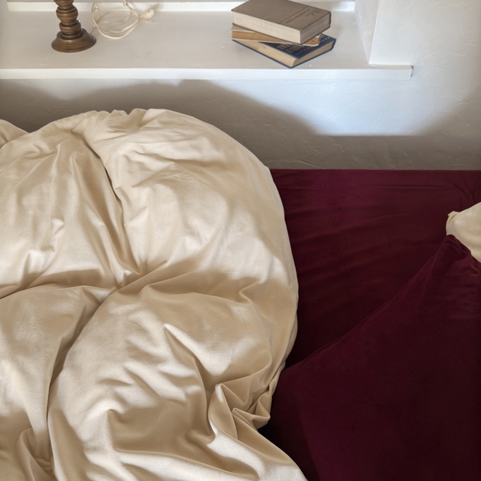 91家纺网 家纺一手货源 找家纺 例外 2025新款简约天鹅绒安可拉混搭四件套 奶茶+安可拉红