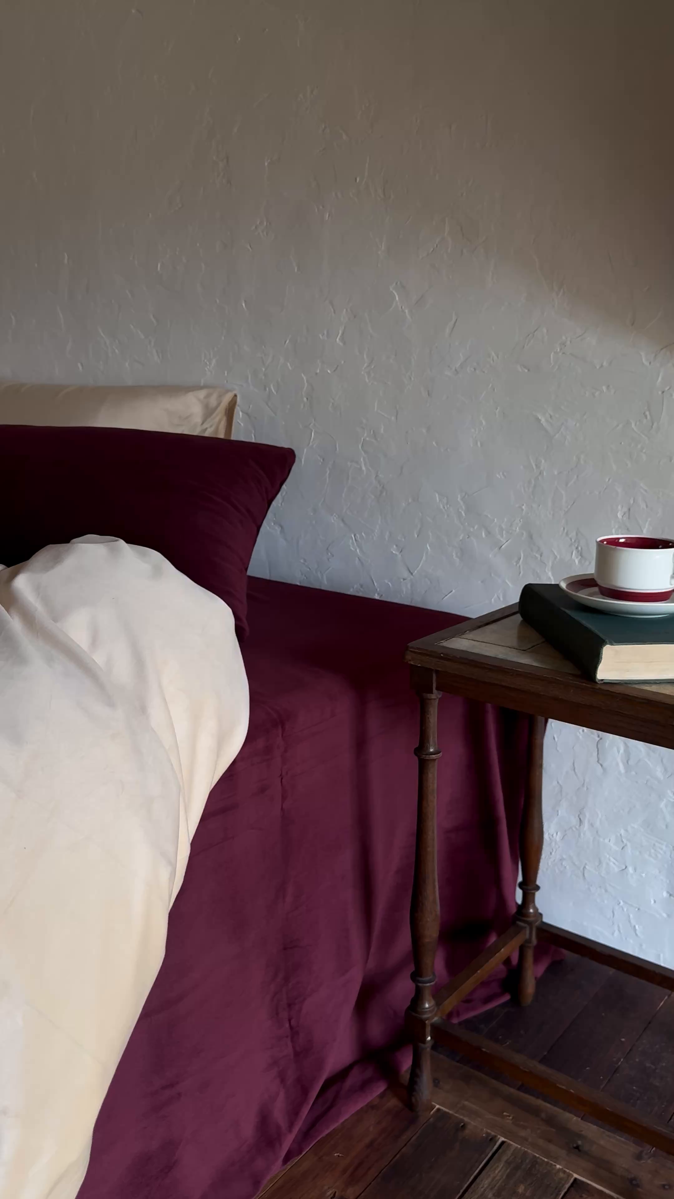 91家纺网 家纺一手货源 找家纺 例外 2025新款简约天鹅绒安可拉混搭四件套 奶茶+安可拉红