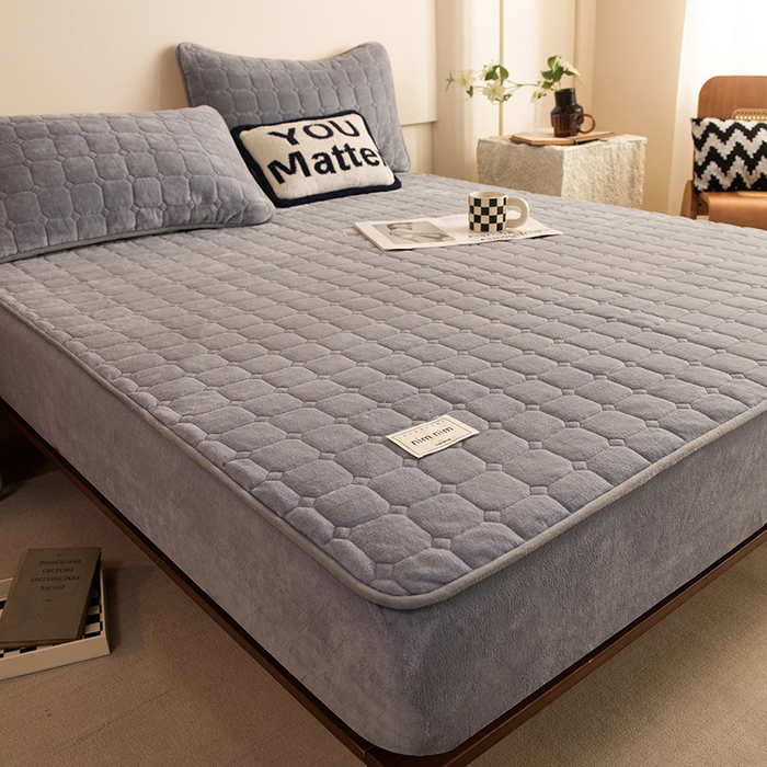 91家纺网 家纺一手货源 找家纺 （总）眠博士 2025新款纯色简约牛奶绒夹棉床褥床笠系列-大床