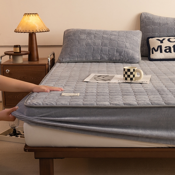 91家纺网 家纺一手货源 找家纺 （总）眠博士 2025新款纯色简约牛奶绒夹棉床褥床笠系列-大床