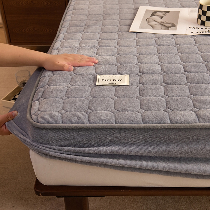 91家纺网 家纺一手货源 找家纺 （总）眠博士 2025新款纯色简约牛奶绒夹棉床褥床笠系列-大床