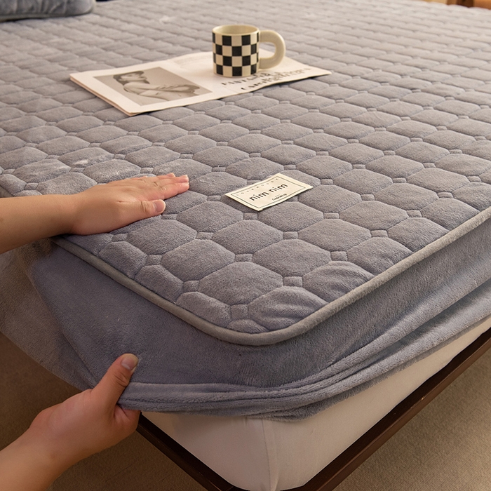 91家纺网 家纺一手货源 找家纺 （总）眠博士 2025新款纯色简约牛奶绒夹棉床褥床笠系列-大床