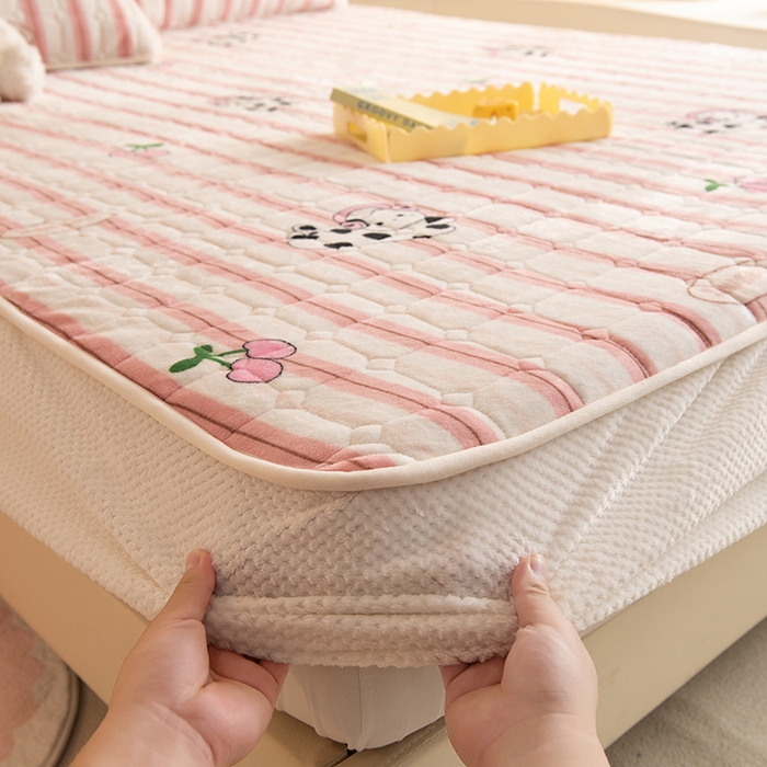 91家纺网 家纺一手货源 找家纺 （总）眠博士 2025新款纯色简约牛奶绒夹棉床褥床笠系列-大床