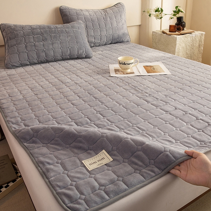 91家纺网 家纺一手货源 找家纺 （总）眠博士 2025新款纯色简约牛奶绒夹棉床褥床笠系列-大床