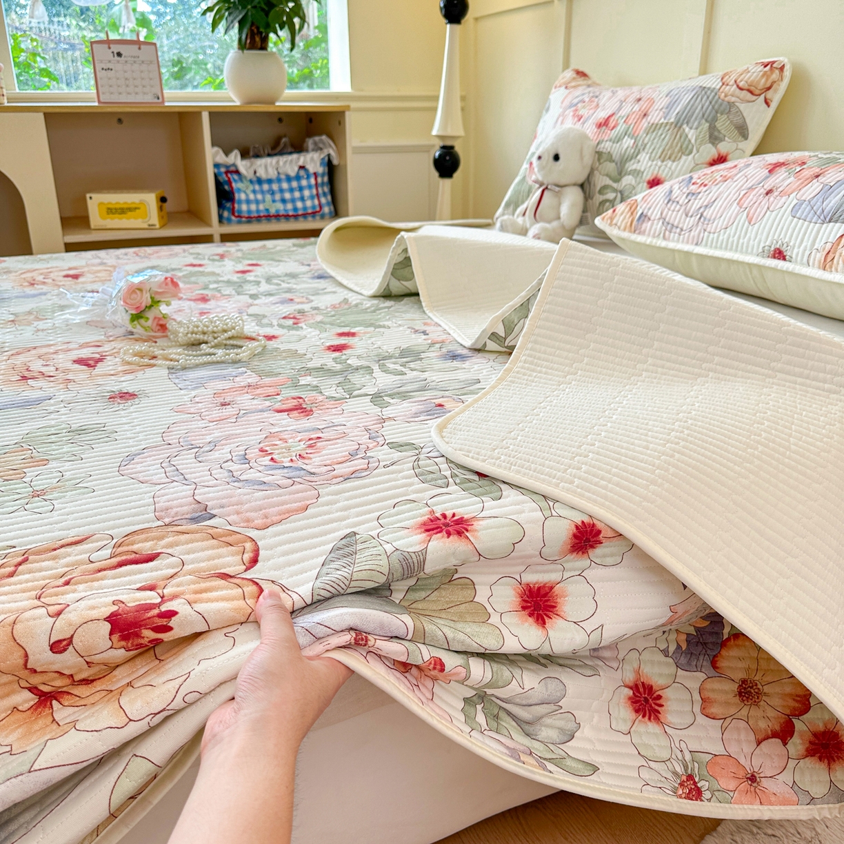 91家纺网 家纺一手货源 找家纺 寐居家纺 2025新款A类数码印花老粗布夹棉床盖 蔓野花语