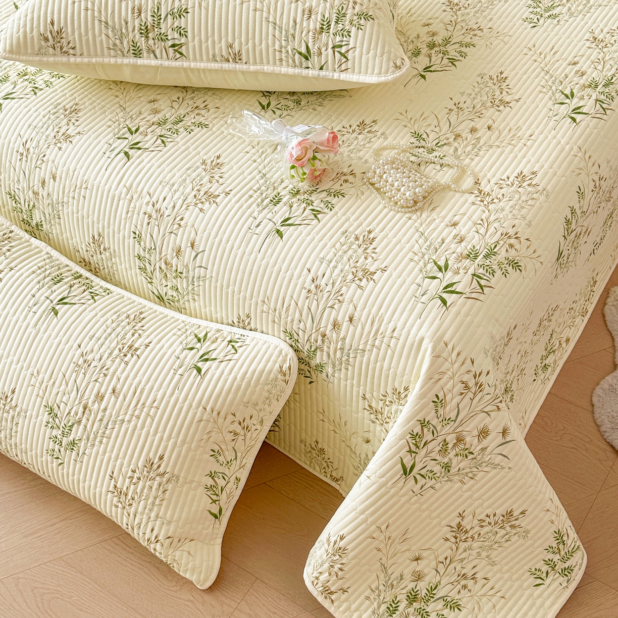 91家纺网 家纺一手货源 找家纺 寐居家纺 2025新款A类数码印花老粗布夹棉床盖 蔷薇漫枝