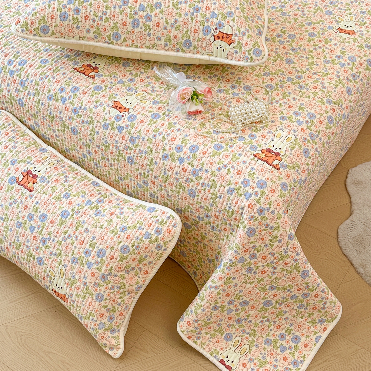 91家纺网 家纺一手货源 找家纺 寐居家纺 2025新款A类数码印花老粗布夹棉床盖 碎花甜梦