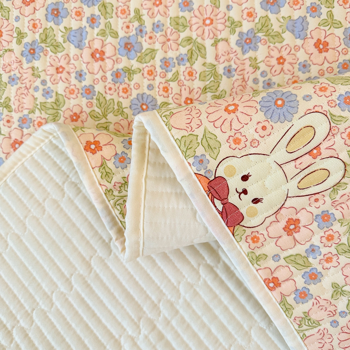 91家纺网 家纺一手货源 找家纺 寐居家纺 2025新款A类数码印花老粗布夹棉床盖 碎花甜梦