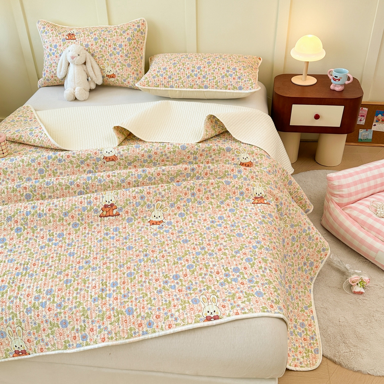 91家纺网 家纺一手货源 找家纺 寐居家纺 2025新款A类数码印花老粗布夹棉床盖 碎花甜梦