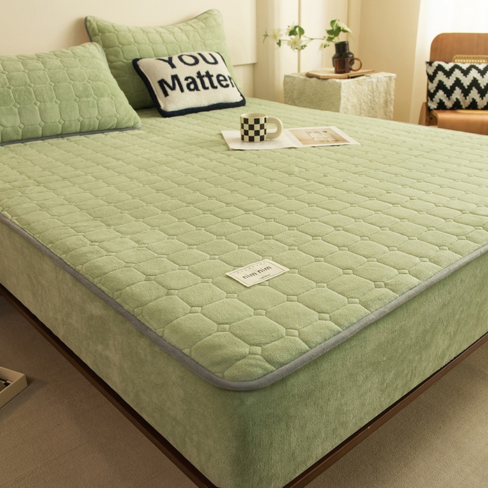 91家纺网 家纺一手货源 找家纺 眠博士 2025新款纯色简约牛奶绒夹棉床褥床笠系列-大床 牛奶绒夹棉床笠-苹果绿