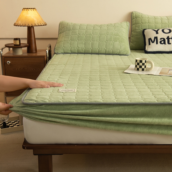 91家纺网 家纺一手货源 找家纺 眠博士 2025新款纯色简约牛奶绒夹棉床褥床笠系列-大床 牛奶绒夹棉床笠-苹果绿
