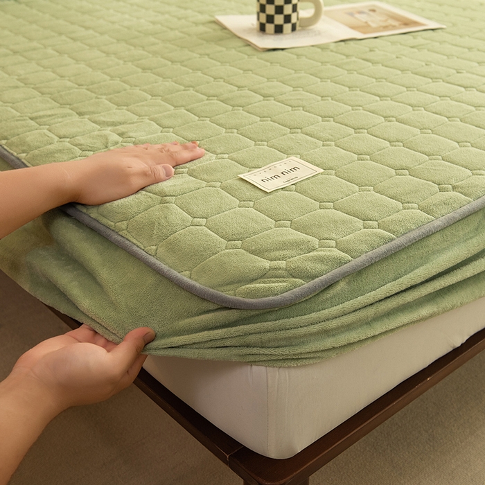 91家纺网 家纺一手货源 找家纺 眠博士 2025新款纯色简约牛奶绒夹棉床褥床笠系列-大床 牛奶绒夹棉床笠-苹果绿