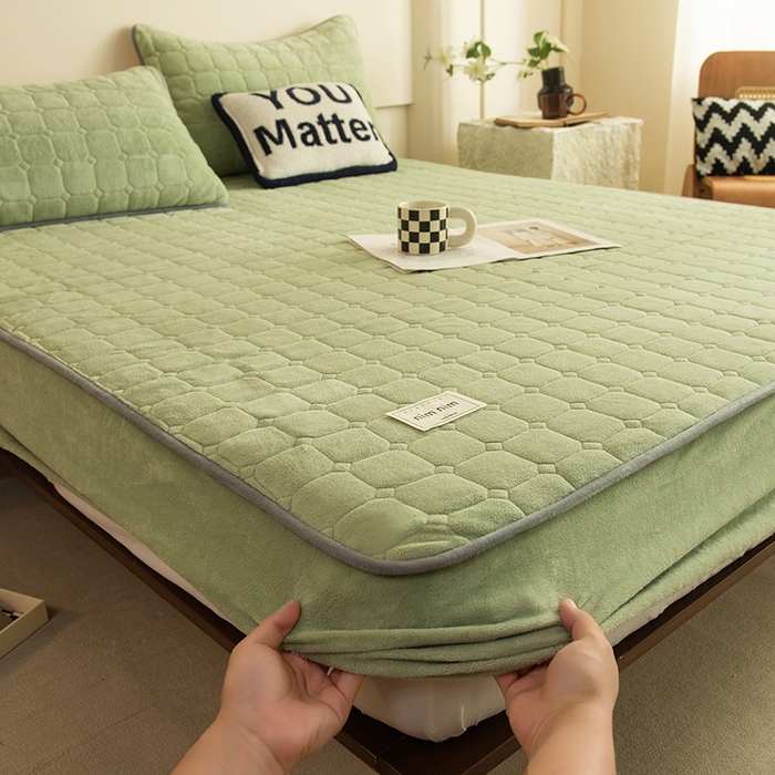 91家纺网 家纺一手货源 找家纺 眠博士 2025新款纯色简约牛奶绒夹棉床褥床笠系列-大床 牛奶绒夹棉床笠-苹果绿