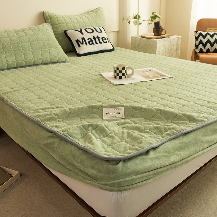 91家纺网 家纺一手货源 找家纺 眠博士 2025新款纯色简约牛奶绒夹棉床褥床笠系列-大床 牛奶绒夹棉床笠-苹果绿