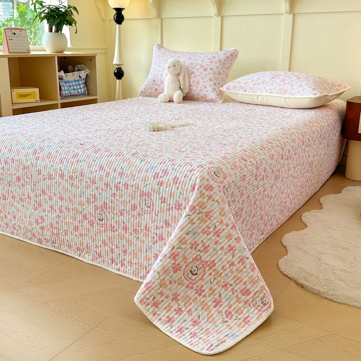 91家纺网 家纺一手货源 找家纺 寐居家纺 2025新款A类数码印花老粗布夹棉床盖 桃枝粉粉