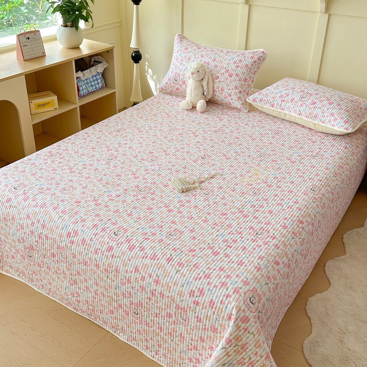 91家纺网 家纺一手货源 找家纺 寐居家纺 2025新款A类数码印花老粗布夹棉床盖 桃枝粉粉