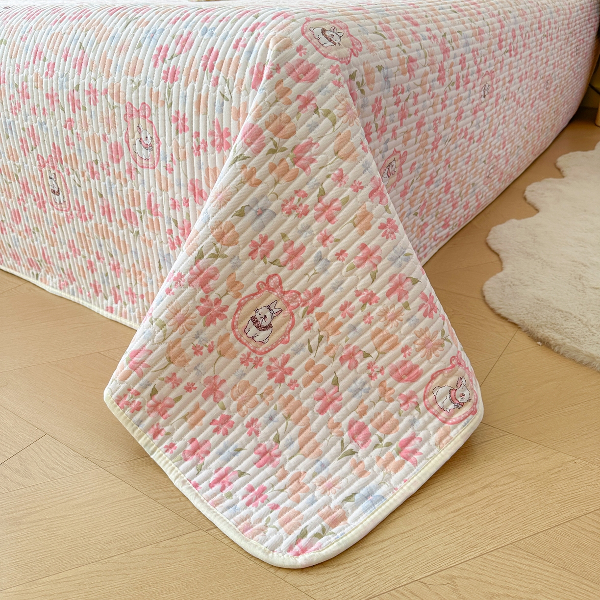 91家纺网 家纺一手货源 找家纺 寐居家纺 2025新款A类数码印花老粗布夹棉床盖 桃枝粉粉