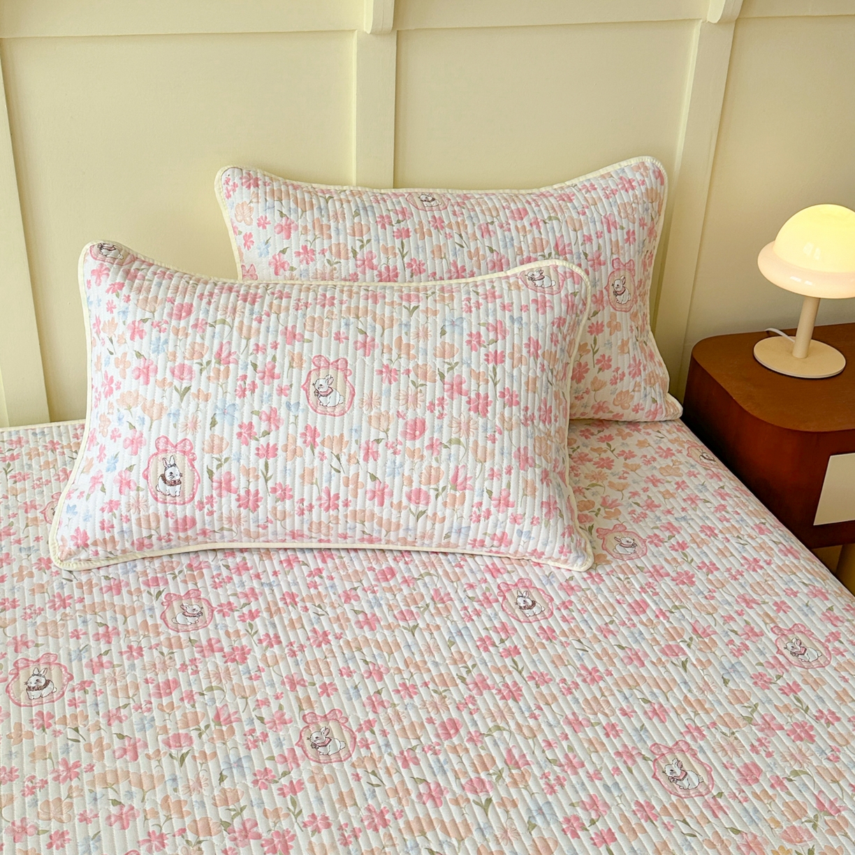 91家纺网 家纺一手货源 找家纺 寐居家纺 2025新款A类数码印花老粗布夹棉床盖 桃枝粉粉