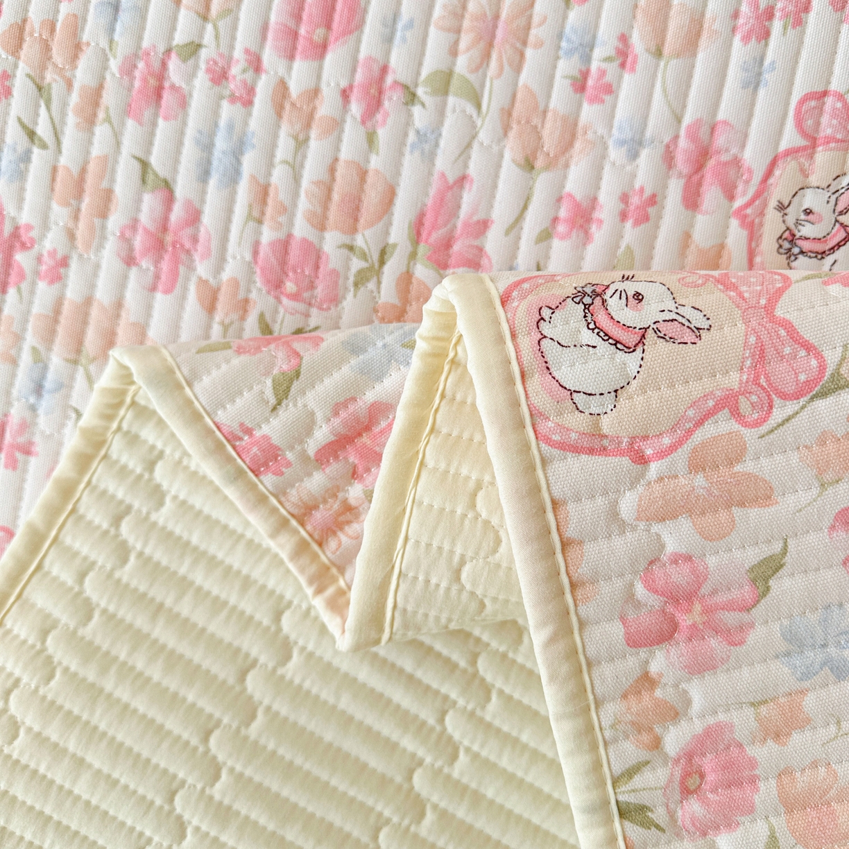 91家纺网 家纺一手货源 找家纺 寐居家纺 2025新款A类数码印花老粗布夹棉床盖 桃枝粉粉