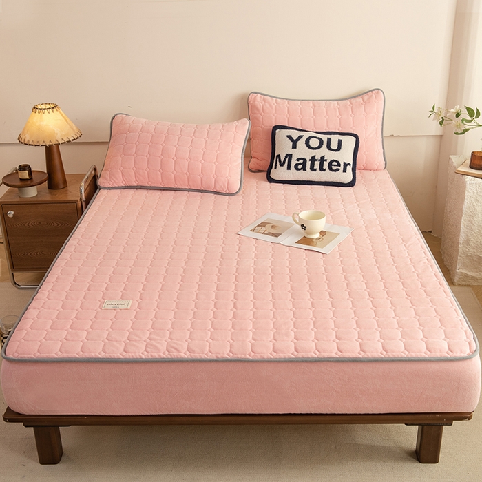 91家纺网 家纺一手货源 找家纺 眠博士 2025新款纯色简约牛奶绒夹棉床褥床笠系列-大床 牛奶绒夹棉床笠-粉色