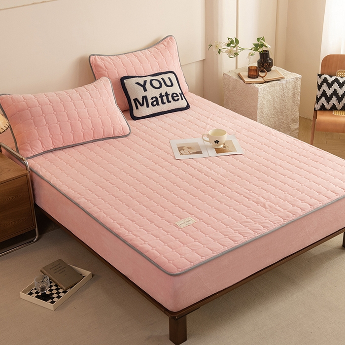 91家纺网 家纺一手货源 找家纺 眠博士 2025新款纯色简约牛奶绒夹棉床褥床笠系列-大床 牛奶绒夹棉床笠-粉色