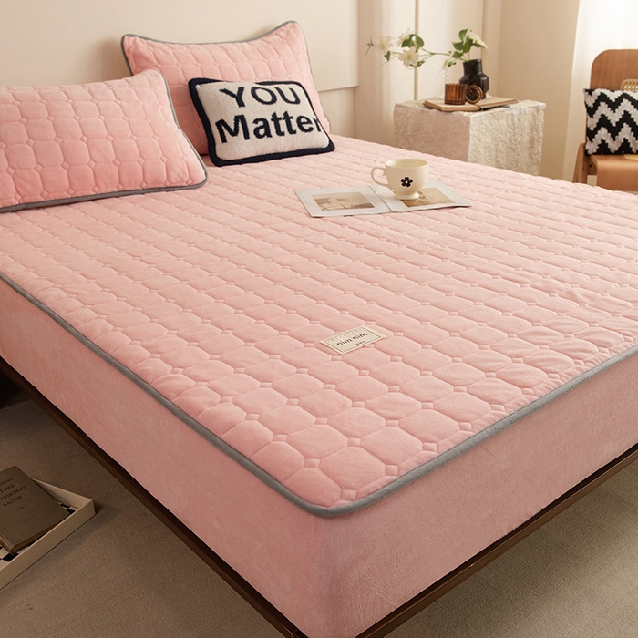 91家纺网 家纺一手货源 找家纺 眠博士 2025新款纯色简约牛奶绒夹棉床褥床笠系列-大床 牛奶绒夹棉床笠-粉色