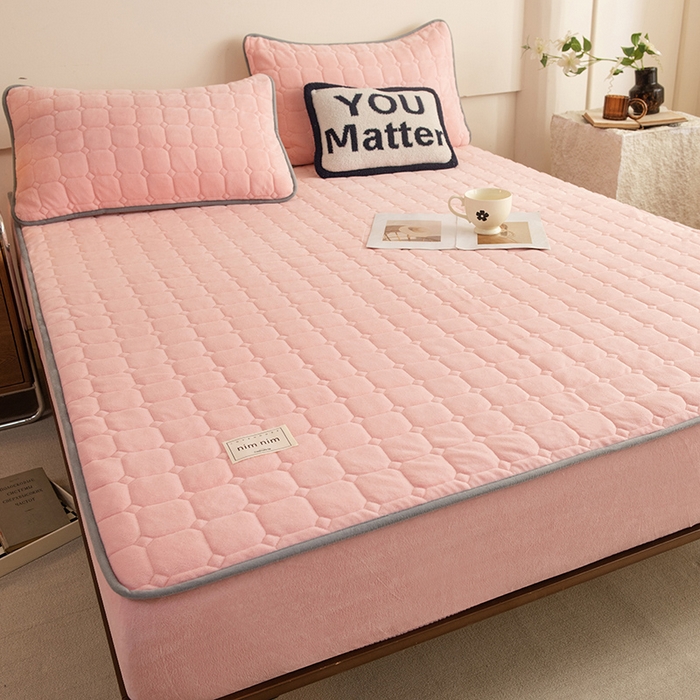 91家纺网 家纺一手货源 找家纺 眠博士 2025新款纯色简约牛奶绒夹棉床褥床笠系列-大床 牛奶绒夹棉床笠-粉色