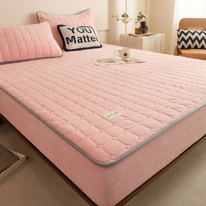 91家纺网 家纺一手货源 找家纺 眠博士 2025新款纯色简约牛奶绒夹棉床褥床笠系列-大床 牛奶绒夹棉床笠-粉色