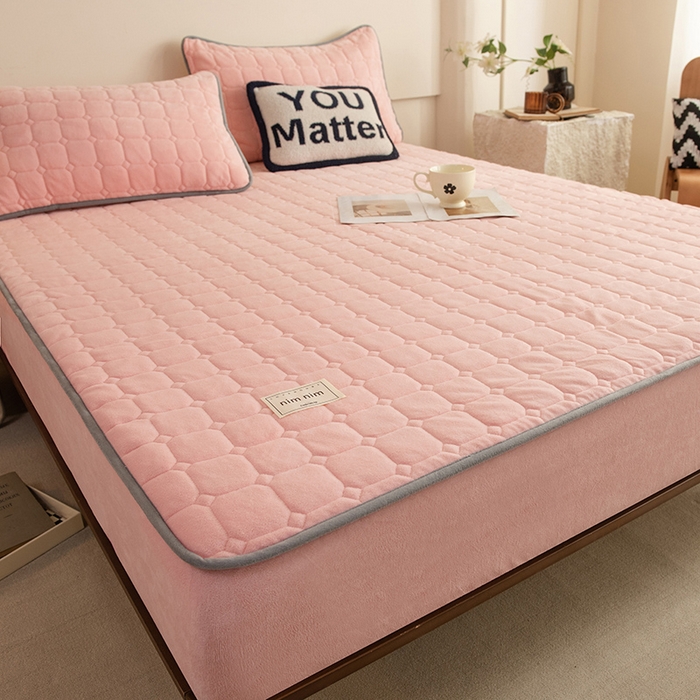 91家纺网 家纺一手货源 找家纺 眠博士 2025新款纯色简约牛奶绒夹棉床褥床笠系列-大床 牛奶绒夹棉床笠-粉色