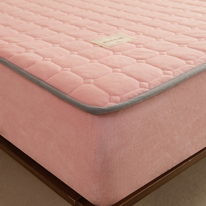 91家纺网 家纺一手货源 找家纺 眠博士 2025新款纯色简约牛奶绒夹棉床褥床笠系列-大床 牛奶绒夹棉床笠-粉色