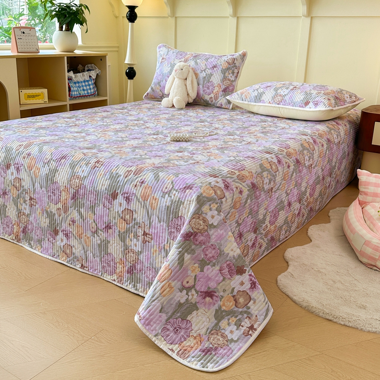 91家纺网 家纺一手货源 找家纺 寐居家纺 2025新款A类数码印花老粗布夹棉床盖 紫蔓花踪