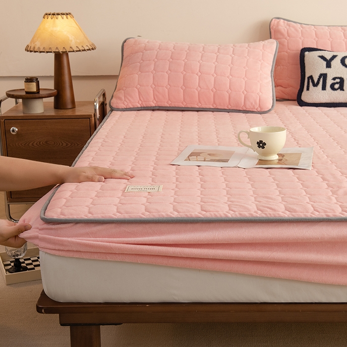 91家纺网 家纺一手货源 找家纺 眠博士 2025新款纯色简约牛奶绒夹棉床褥床笠系列-大床 牛奶绒夹棉床笠-粉色