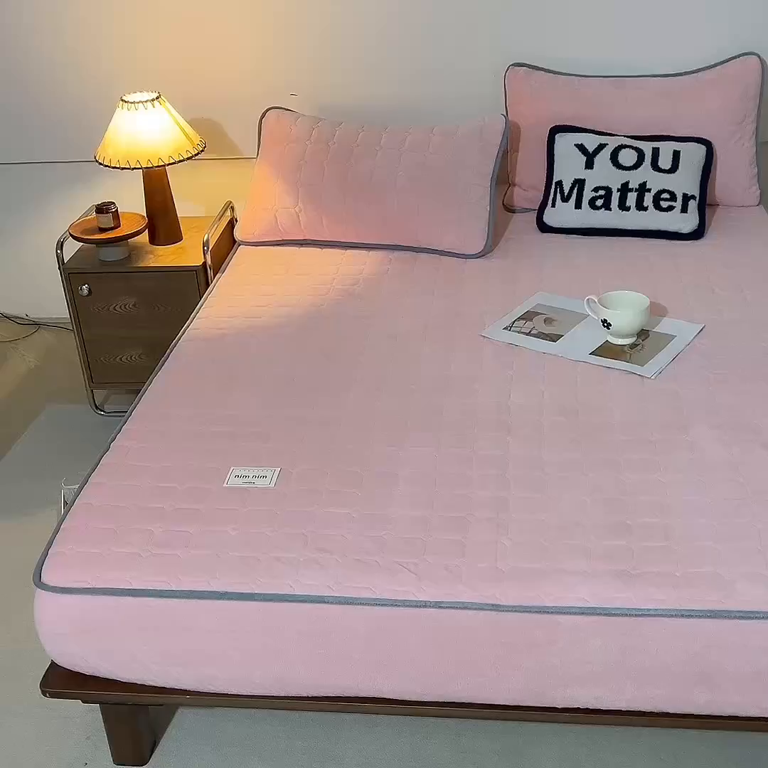 91家纺网 家纺一手货源 找家纺 眠博士 2025新款纯色简约牛奶绒夹棉床褥床笠系列-大床 牛奶绒夹棉床笠-粉色