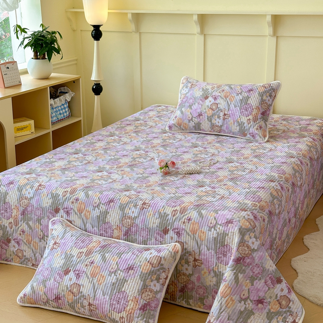 91家纺网 家纺一手货源 找家纺 寐居家纺 2025新款A类数码印花老粗布夹棉床盖 紫蔓花踪