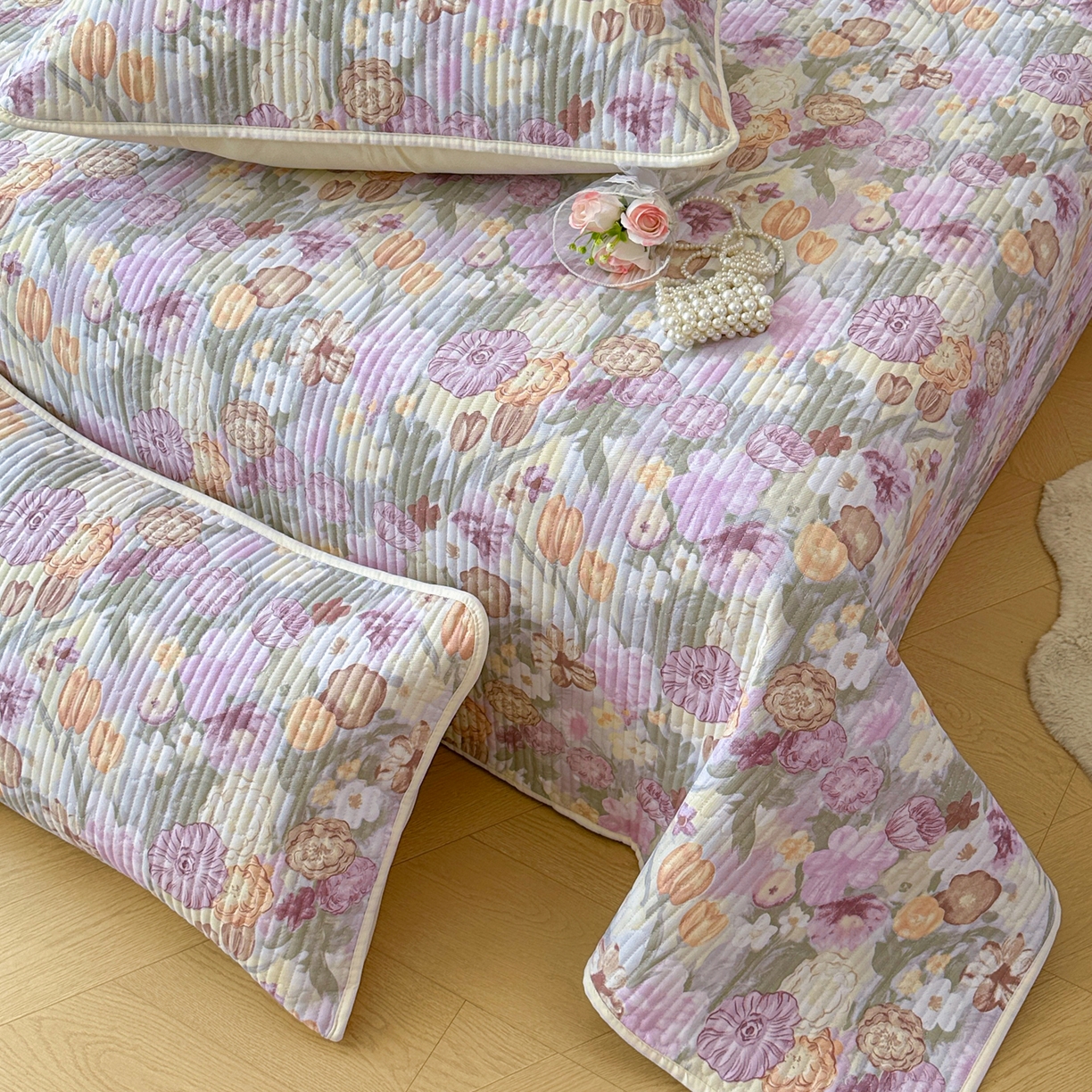 91家纺网 家纺一手货源 找家纺 寐居家纺 2025新款A类数码印花老粗布夹棉床盖 紫蔓花踪