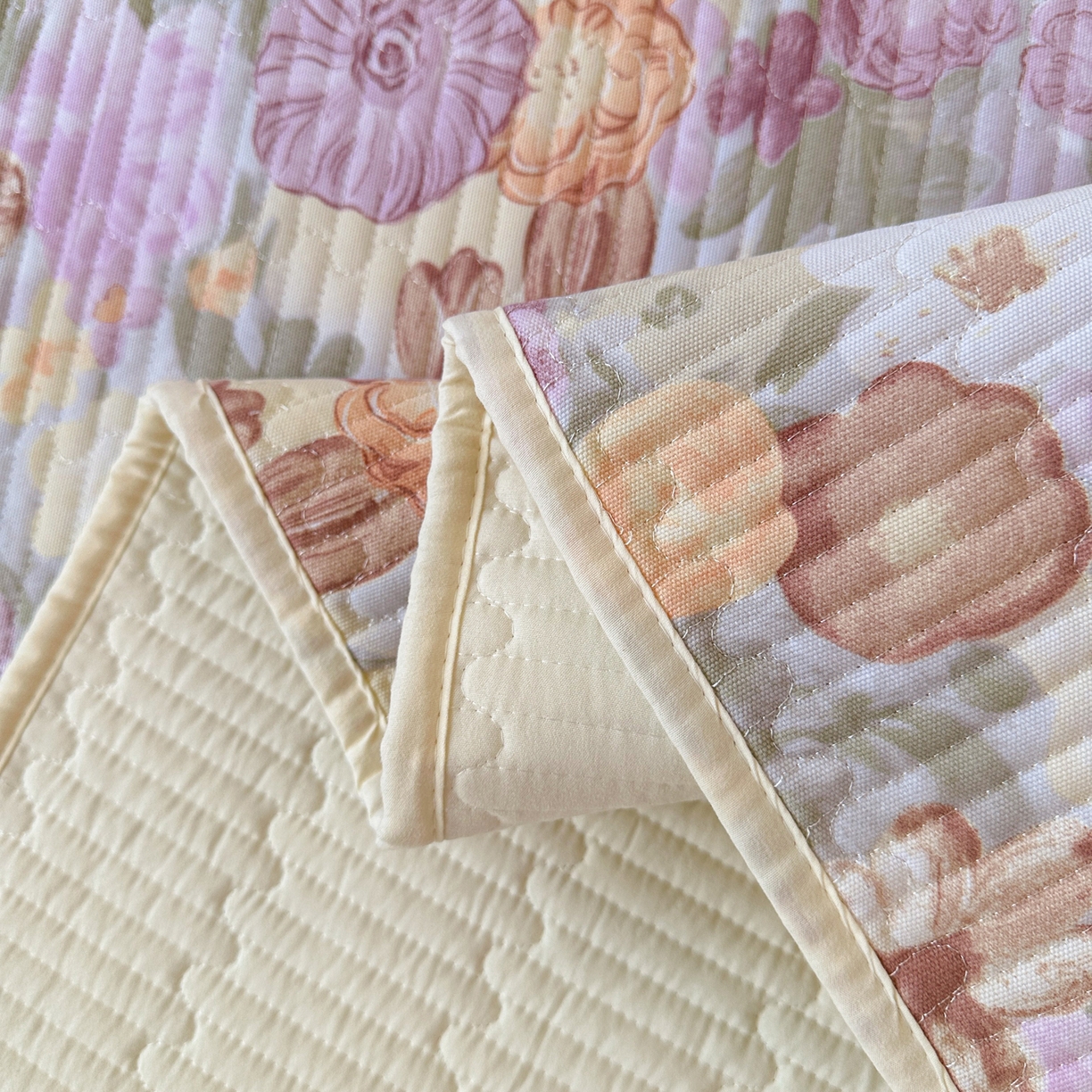 91家纺网 家纺一手货源 找家纺 寐居家纺 2025新款A类数码印花老粗布夹棉床盖 紫蔓花踪