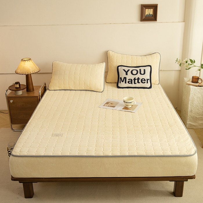 91家纺网 家纺一手货源 找家纺 眠博士 2025新款纯色简约牛奶绒夹棉床褥床笠系列-大床 牛奶绒夹棉床笠-鹅黄