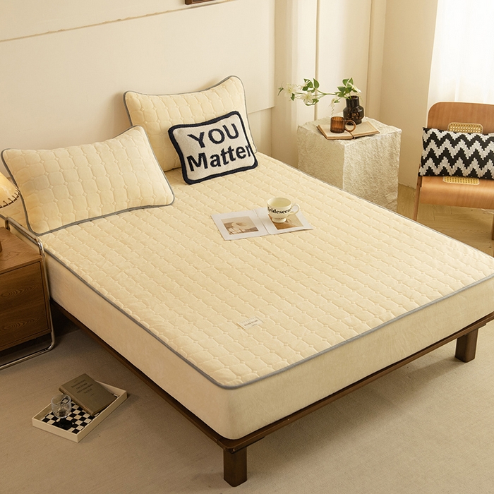 91家纺网 家纺一手货源 找家纺 眠博士 2025新款纯色简约牛奶绒夹棉床褥床笠系列-大床 牛奶绒夹棉床笠-鹅黄